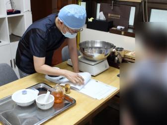 사향 넣어 직접 조제한 공진단 참관하기 