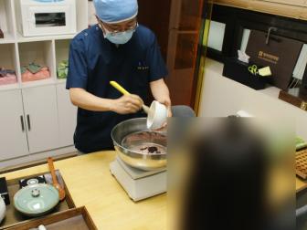 고객님께서 보시는 앞에서 공진단 조제하기