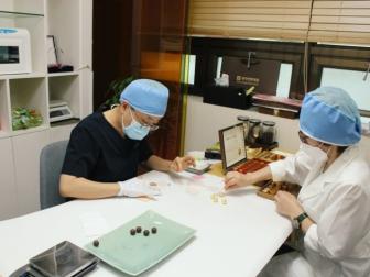 공진단 만드는  것을 직접 볼 수 있어 새로운 경험이에요