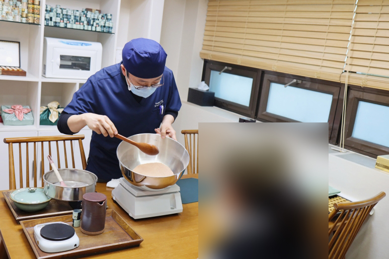 귀한 사향을 담아 직접 조제하는 공진단 참관(2025.12.22)